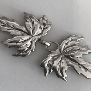 Leaf cloak clasp in silver